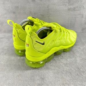 Nike vapor Max plus color green ( womans Size:12 U.S  )